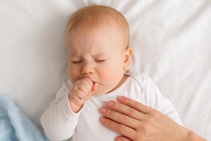Кашель у младенца: причины, виды и безопасное лечение для детей до года