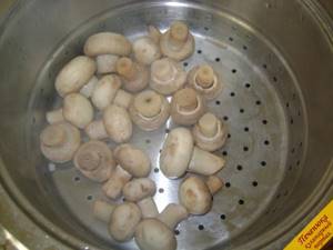 2) Затем откинуть грибы на дуршлаг, дождаться, когда с них стечет вся вода. Сваренные шампиньоны положите в тарелку. Если вы используете маринованные грибы, то никаких действий не надо, только вытащить шампиньоны из банки.