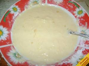 3) Готовим кляр: смешать яйца, молоко, муку, тёртый сыр и соль. Должно получиться жидкое тесто.