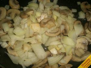 4) In a separate frying pan, lightly fry the champignons, cut into medium-thick slices, and onions.