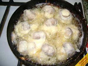 4) Dip the mushrooms in batter and place in a frying pan with preheated sunflower oil.