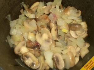 5) The onion has lost its bitterness and has become translucent, which means it’s time to transfer the vegetable and mushrooms to the cast iron. Offal is also sent here. 