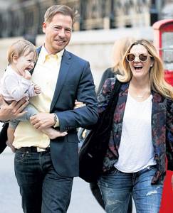 The actress with her husband, art consultant Will KOPELMAN, and one-year-old daughter Olive