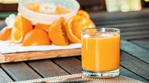 апельсиновый сок в стакане