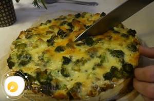 Fragrant Laurent pie with broccoli and chicken is ready!