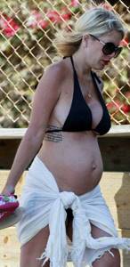 Беременная Тори Спеллинг ожидает третьего малыша, 2011