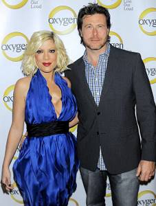Pregnant Tori Spelling with her husband, April 2011