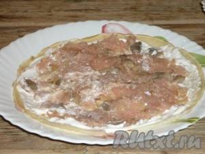 Grease the pancake with a thin layer of sour cream. Distribute the filling evenly. 