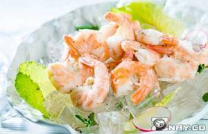 Dish of crustaceans with lemon