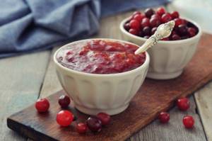 Lingonberry sauce for meat with honey - recipes