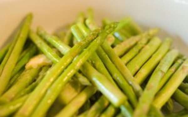 What are the benefits of asparagus and how to cook it