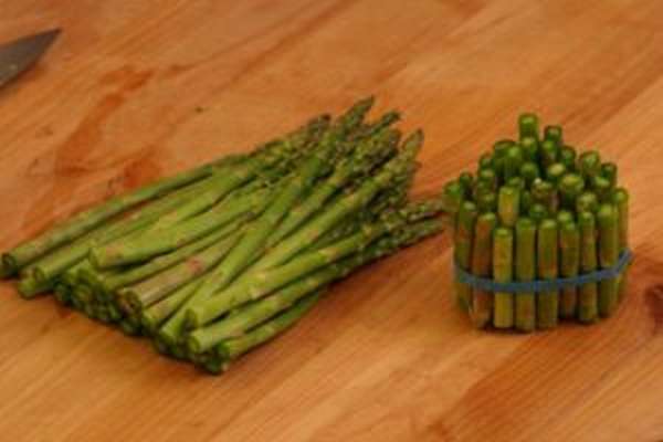 What are the benefits of asparagus and how to cook it