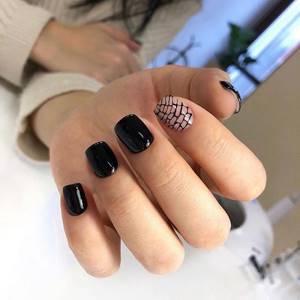 black short nails with design