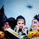 дети празднуют хеллоуин
