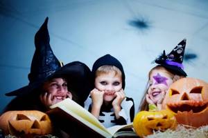 дети празднуют хеллоуин