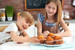 Children with cupcakes