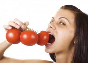 Девушка ест помидоры