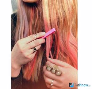 A girl dyes her hair with chalk