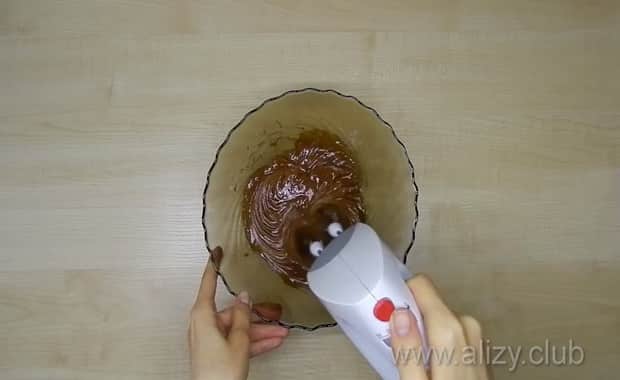 To prepare a sponge cake with cream, take boiled condensed milk.