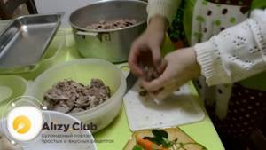Для приготовления классического холодца по простому рецепту, нарежьте мясо