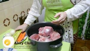 To prepare classic jellied meat according to a simple recipe, peel the vegetables