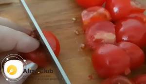 To prepare an omelet with sausage. cut the tomatoes 
