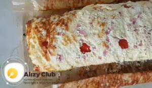 To prepare an omelet with sausage. roll the roll 