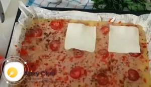 To prepare an omelet with sausage. place the cheese on a baking sheet 