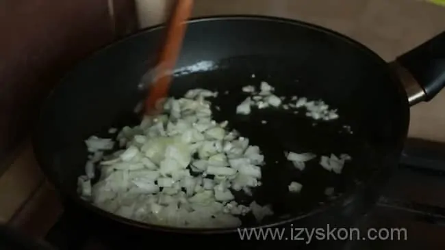 Для приготовления соуса для рыбы по простому рецепту нужно нарезать лук