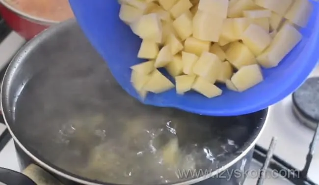 Добавляем нарезанный кубиками картофель