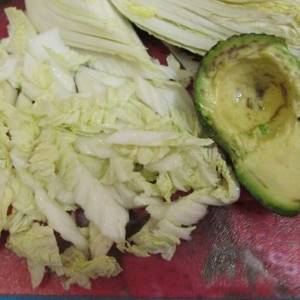 Фото рецепта - Салат с тунцом, авокадо и пекинской капустой - шаг 2