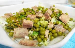 Фото рецепта - Салат с тунцом, авокадо и пекинской капустой - шаг 5