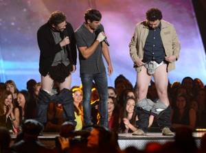 Голые и смешные: Сет Роген и Дэнни МакБрайд сняли штаны на сцене«Обнаженкой» на премии MTV Movie Awards никого не удивишь, ведь на церемонии в числе прочих вручают награду за лучшее экранное появление с голым торсом, и победители,…