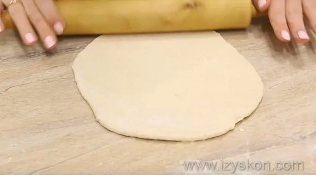 Prepare pizza dough in a frying pan according to a detailed recipe