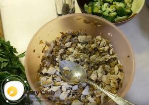 Готовые грибы перекладываем к курице и перемешиваем начинку, добавив специи по вкусу.
