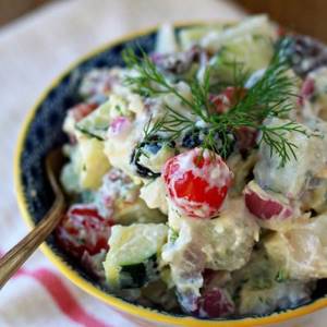 Греческий картофельный салат с соусом Цацики - рецепт с фото