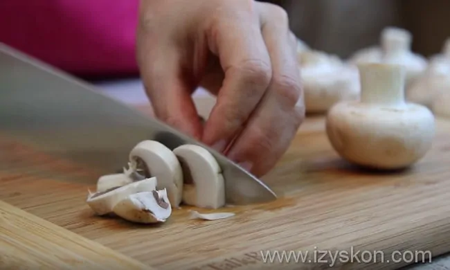 cut the mushrooms into medium pieces