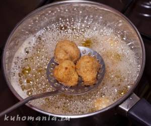 mushrooms in boiling oil