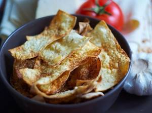 Хрустят не по-детски: 7 рецептов чипсов, приготовленных на костре или в духовке