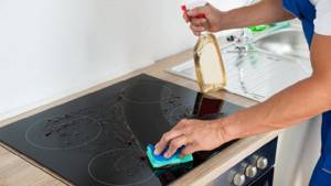 Как быстро и эффективно очистить от нагара варочную панель в домашних условиях