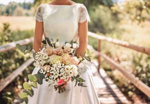 how to hold a wedding bouquet 3