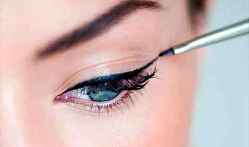 How to draw arrows on the eyes with eyeliner with eyelash extensions