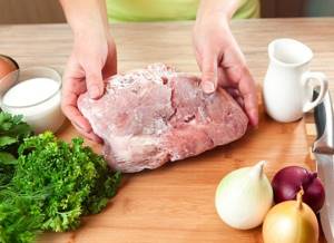 Как правильно разморозить мясо: полезные советы