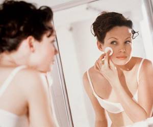 Как правильно снимать макияж перед сном
