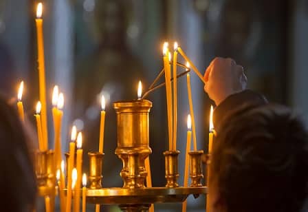 Как правильно ставить свечи в церкви за здравие и упокой