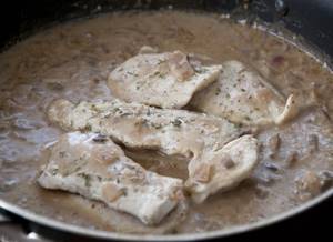 Как приготовить куриное филе с шампиньонами в сметанном соусе?