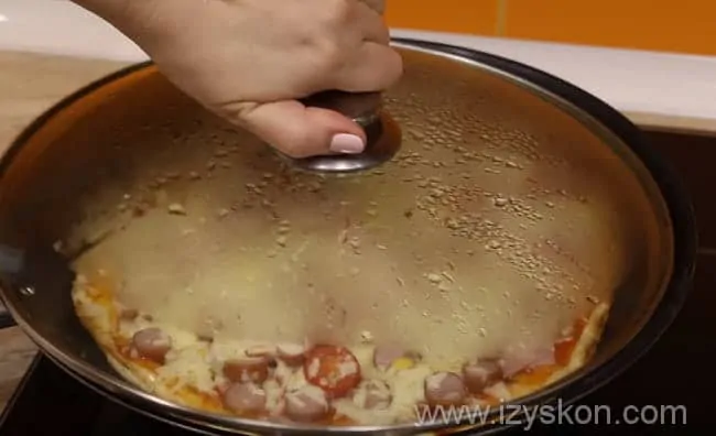 How to cook pizza in a frying pan in 5 minutes at home