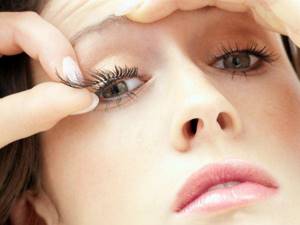 how to remove false eyelashes