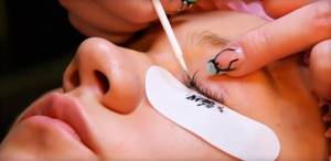 how to remove permanent mascara in a salon