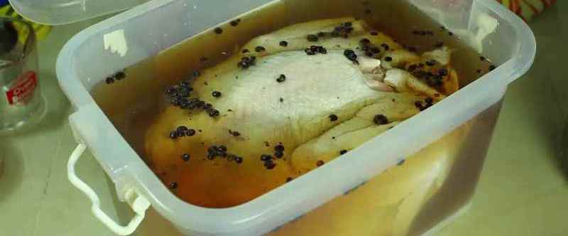 How to marinate a whole turkey with your own hands for roasting in the oven